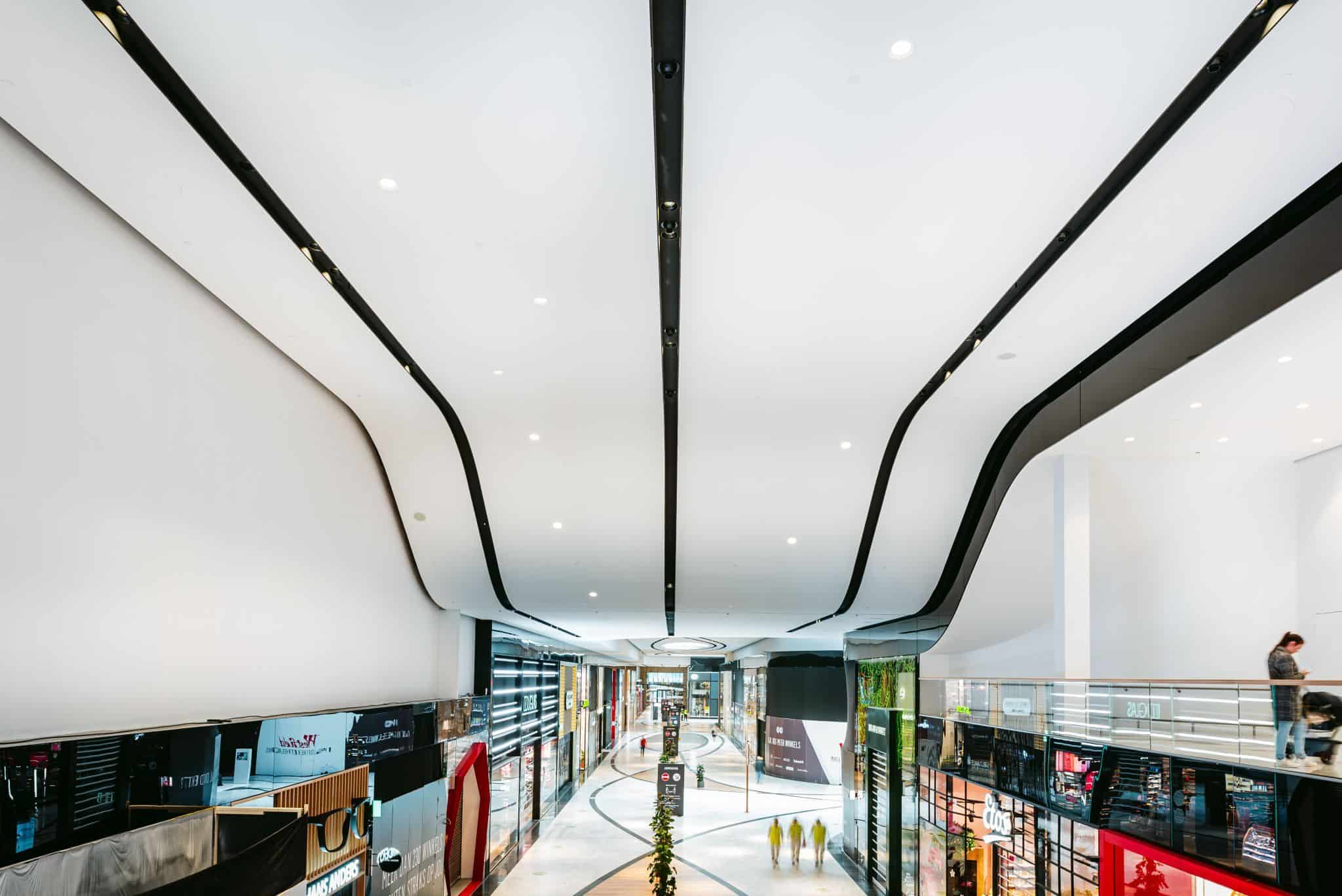 Akoestisch plafond in winkelcentrum absorbeert geluid en voorkomt galm